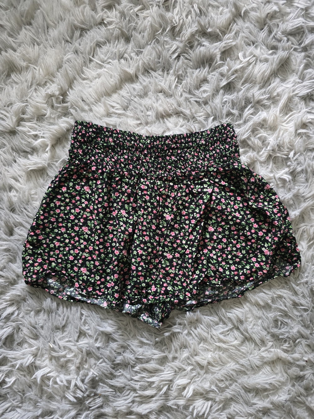 Timing Girls Black Floral Smocked Shorts - Size Medium